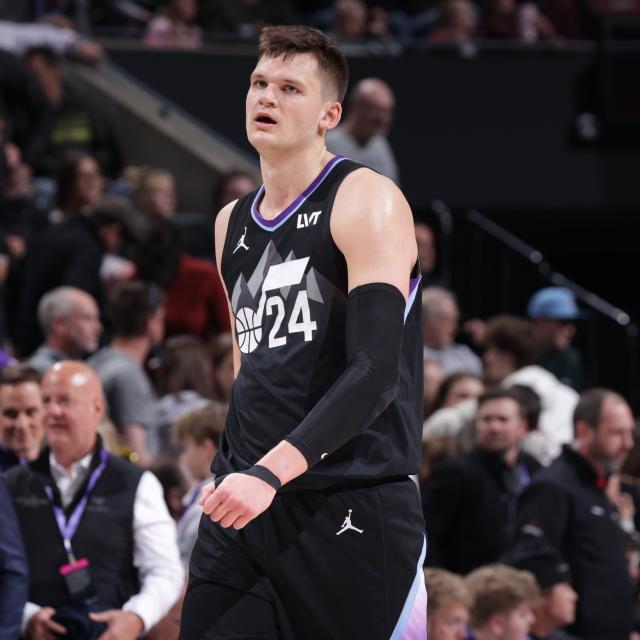 半岛体育官方入口-摆烂新高度！最铁之人稳坐首发 吃饼中锋狂扔三分